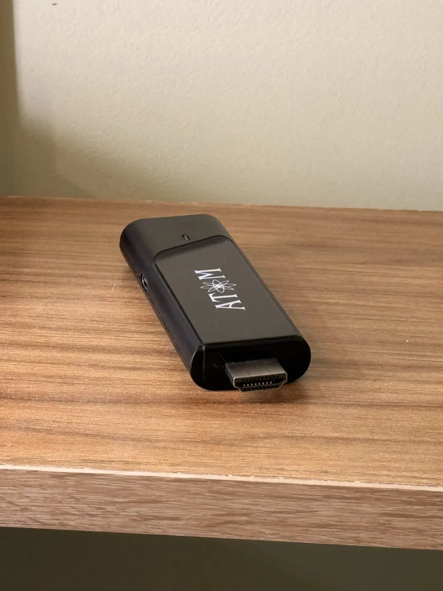 صورة حقيقية لـ ATOM S3 من الجنب تبين وصلة HDMI