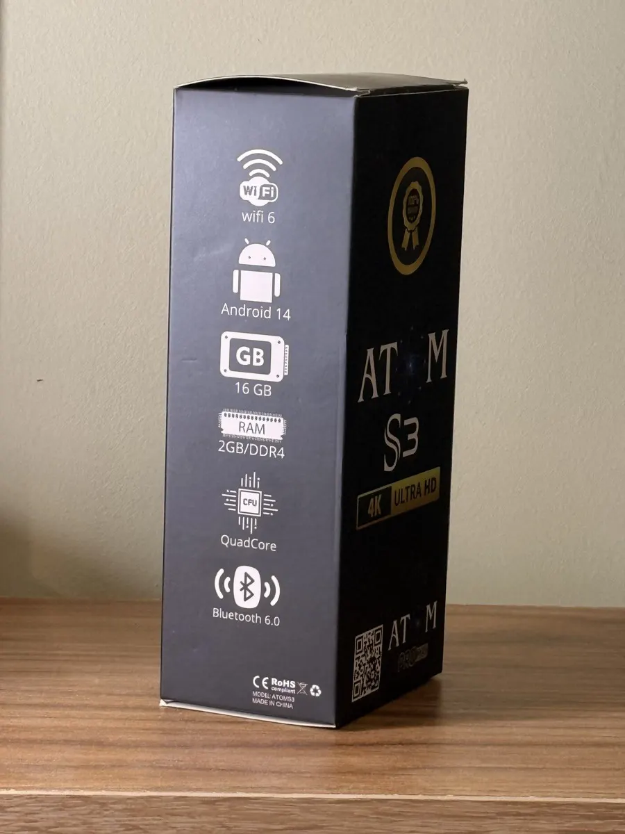 جنب علبة ATOM S3 فيه المواصفات: Wi-Fi 6، Android 14، 16GB، 2GB DDR4، Quad-Core، Bluetooth 6.0