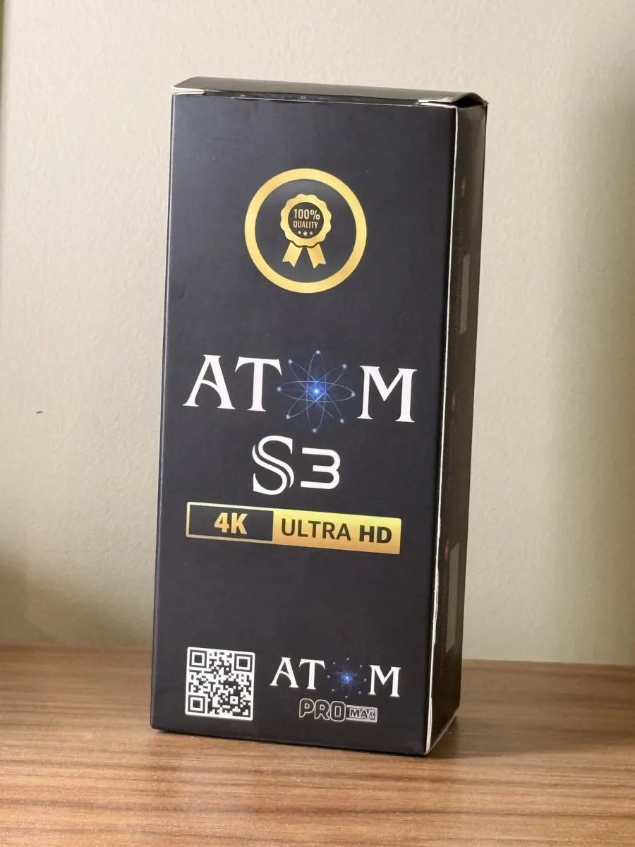 صورة حقيقية لعلبة ATOM S3 من الأمام مكتوب عليها 4K Ultra HD